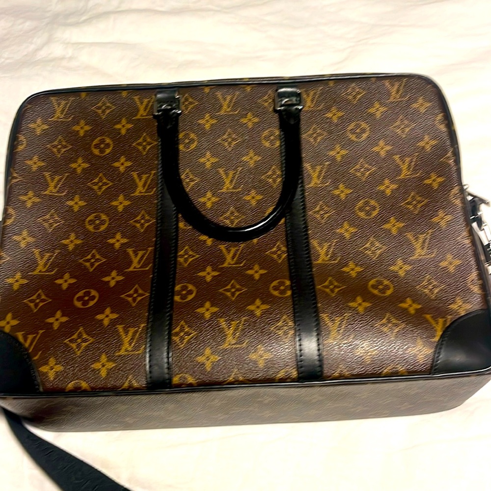 Real Louis Vuitton men’s. Briefcase in monogram in like new condition